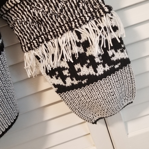 Cardigan, mixed knits, colors, and prints with fringe. - Picture 3 of 7